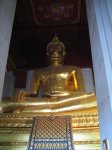 Budha uvnitř Viharn Phra Mongkol Bopit