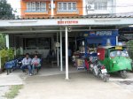 Netradiční autobus station u dálnice